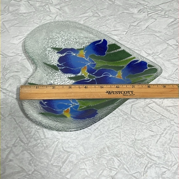 Signed fuzed  glass heart glass dish with lillies by Peggy Karr - Picture 6 of 9